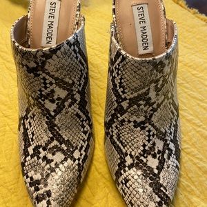 Steve Madden snakeskin mules size 7 🐍